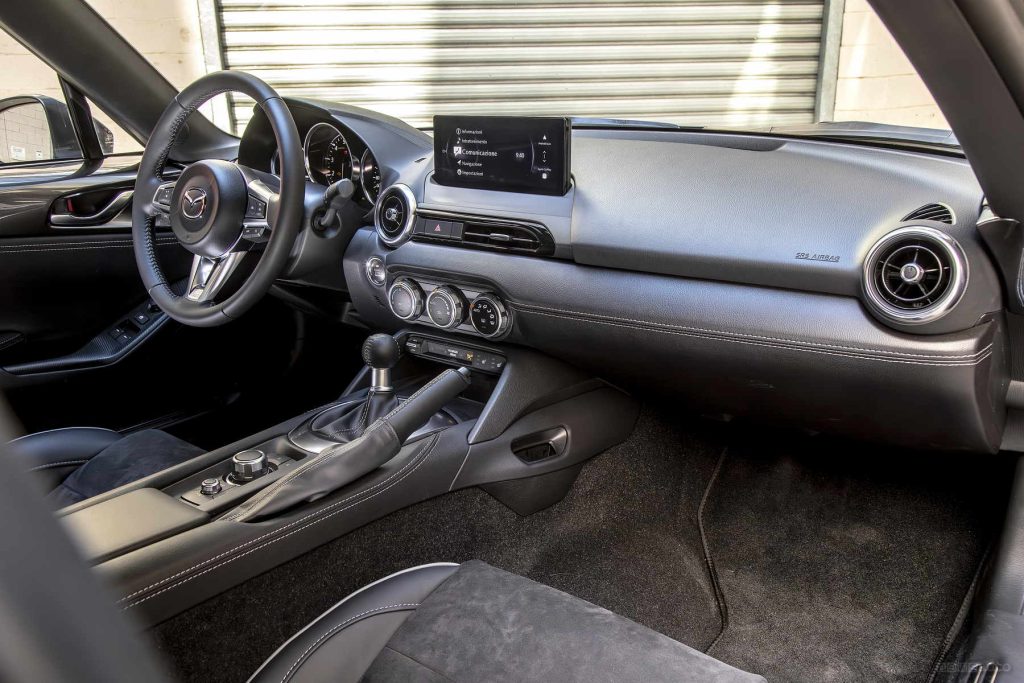 L'abitacolo della MX-5 Homura con l'impianto Bose di elevata qualità