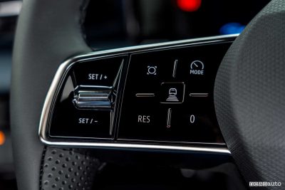 Nuova Nissan Micra EV comanci ADAS al volante