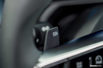 Nuova Nissan Micra EV leva frenata rigenerativa al volante