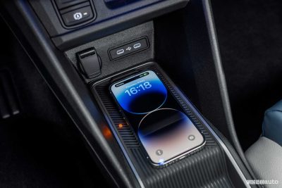 Nuova Nissan Micra EV vano ricarica wireless abitacolo