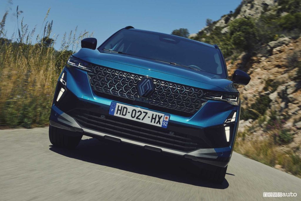 Nuova Renault Austral Esprit Alpine su strada