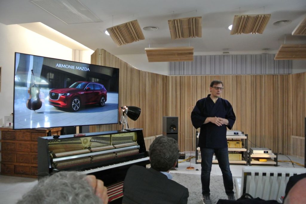 Ospiti della VDM Group, l'evento Armonie Mazda è sto illustrato dal Igor Fiorini, musicista ed esperto di progettazione audio