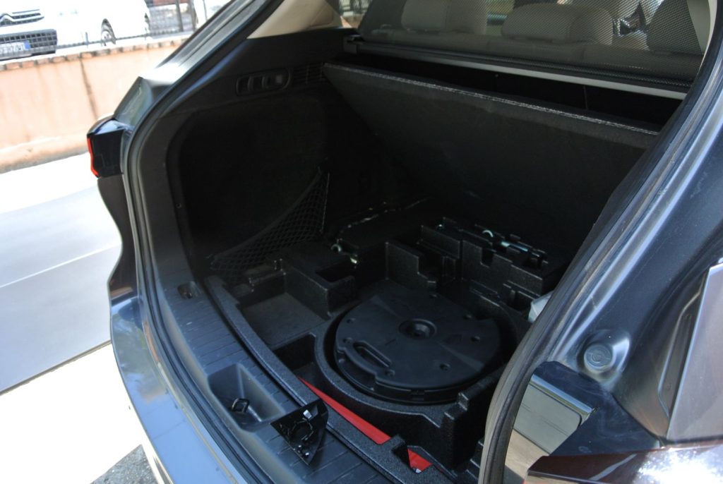 Il bagagliaio della Mazda CX 80 con la vista del subwoofer del sistema Bose