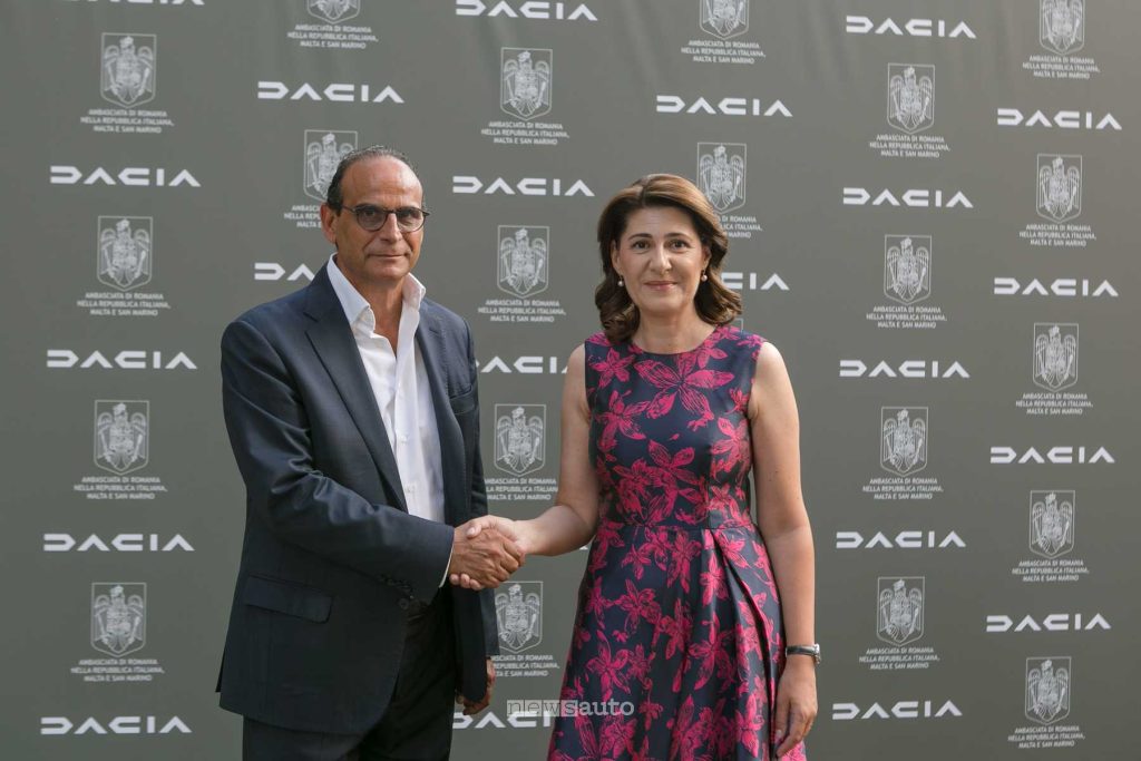 Managing Director di Dacia Italia, Guido Tocci con l'Ambasciatrice rumena S.E. Gabriela Dancău