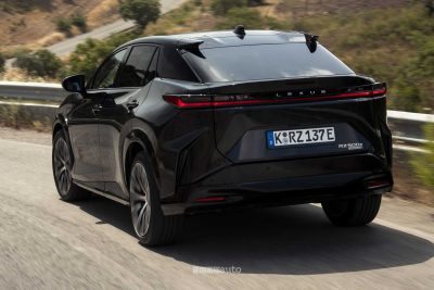 Lexus RZ 500e Luxury su strada