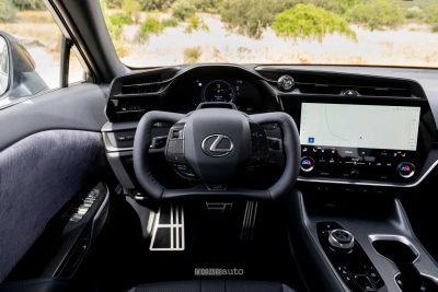 Lexus RZ 550e F Sport volante a cloche