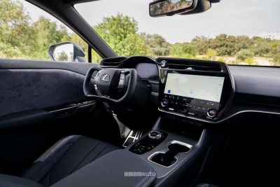Lexus RZ 550e F Sport plancia abitacolo