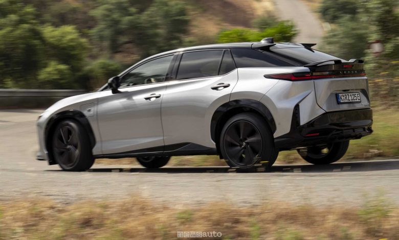 Lexus RZ 550e F Sport su strada con il cambio a otto rapporti simulato.