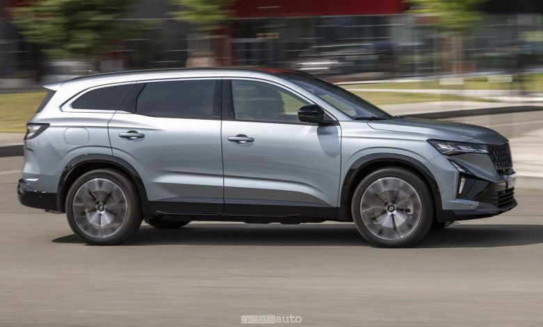 Renault Espace full hybrid E-Tech Iconic su strada