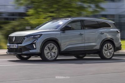 Renault Espace full hybrid E-Tech Iconic su strada