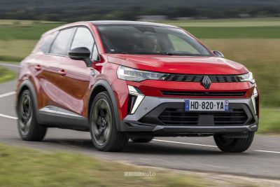 Renault Symbioz full hybrid E-Tech Esprit Alpine su strada