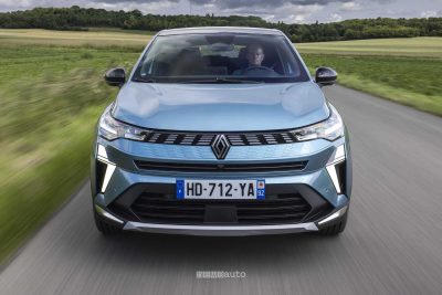 Renault Symbioz full hybrid E-Tech Iconic su strada