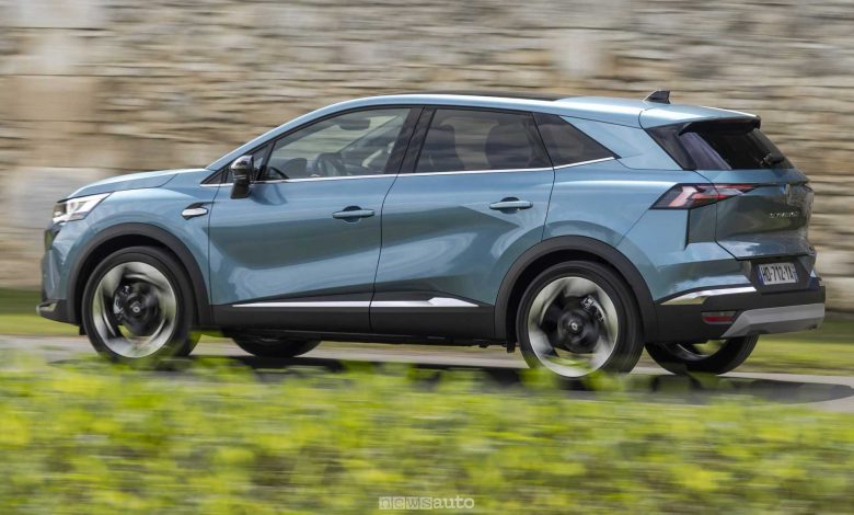 Renault Symbioz full hybrid E-Tech Iconic su strada