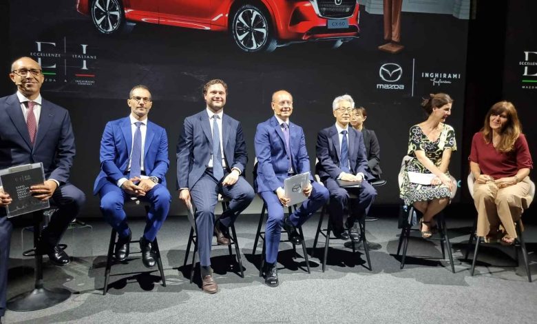 Da Sx Claudio di Benedetto (Mazda Italia), Rocco Orefice ( Direttore Generale dell’Associazione Marchi Storici d’Italia), Tommaso Inghirami (Direttore di Inghirami Company) , l'AD Roberto Pietrantonio di Mazda Italia,  Suzuki Satoshi (ambasciatore del Giappone in Italia, San Marino e Malta), Caterina Crepax (Architetto e Artista della carta)