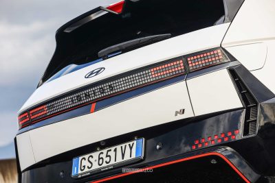 Hyundai Ioniq 5 N portellone, fari, firma luminosa posteriore