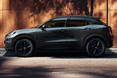 Lexus LBX Vibrant Edition nera laterale
