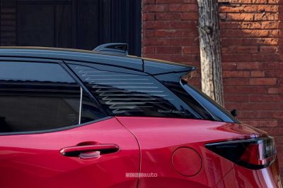 Lexus LBX logo Vibrant Edition montante posteriore
