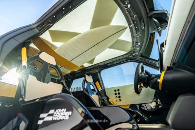 MINI John Cooper Works Electric The Skeg porta tavola da surf nel tetto