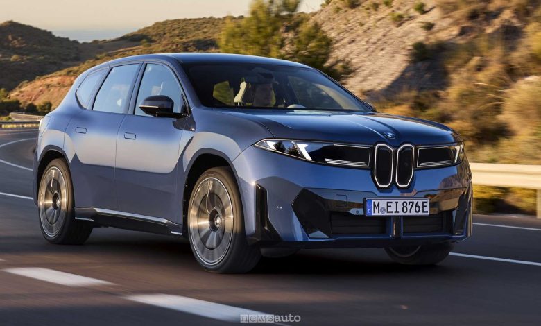 BMW iX3 50 xDrive su strada