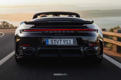 Nuova Porsche 911 Turbo S Cabriolet su strada