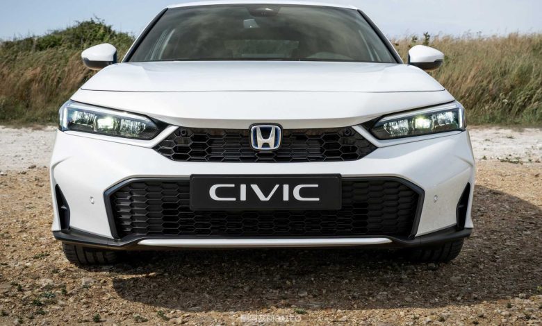 La nuova Honda Civic restyling ha una mascherina anteriore ridisegnata con finiture in nero lucido