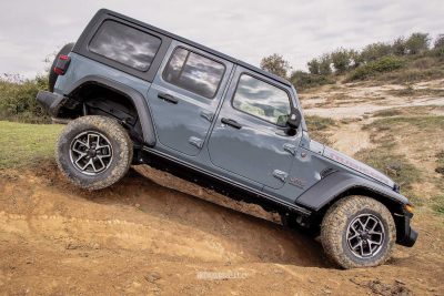 Jeep Wrangler Rubicon test off-road in twist