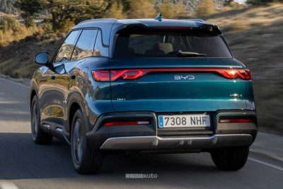 BYD Atto 2 DM-i su strada