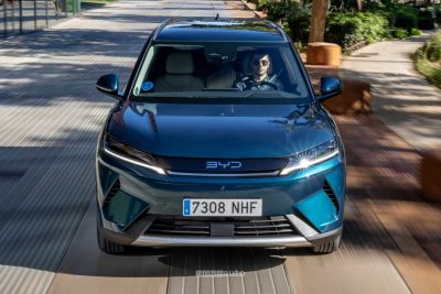 BYD Atto 2 DM-i su strada