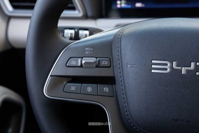 BYD Atto 2 DM-i comandi ADAS sul volante