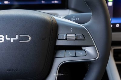 BYD Atto 2 DM-i comandi audio sul volante