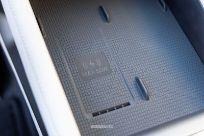 BYD Atto 2 DM-i vano per la ricarica wireless dello smartphone