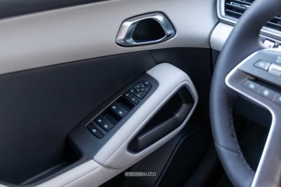 BYD Atto 2 DM-i comandi portiera guidatore