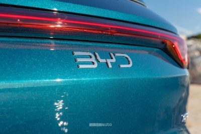 BYD Atto 2 DM-i logo portellone posteriore