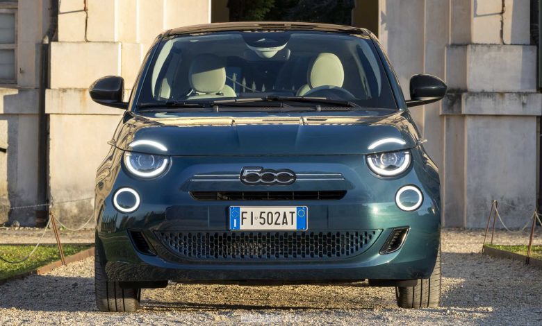 Nuova Fiat 500 Hybrid La Prima frontale, firma luminosa