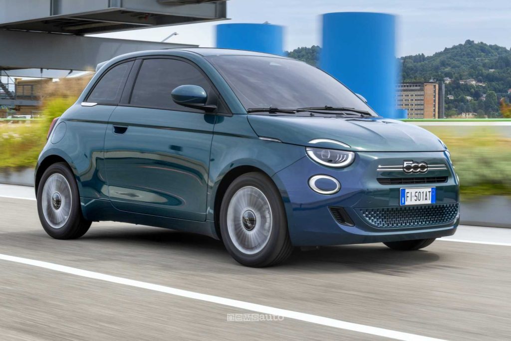Nuova Fiat 500 Hybrid Torino su strada