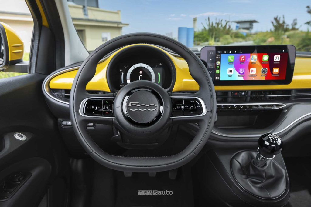 Nuova Fiat 500 Hybrid Torino plancia abitacolo