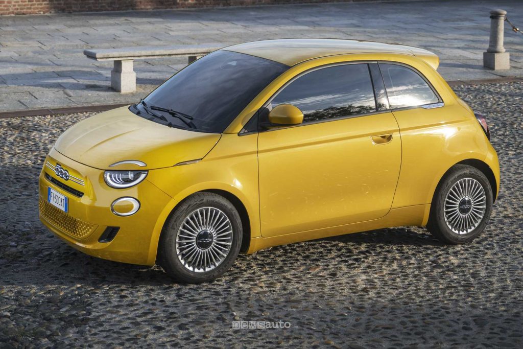 Nuova Fiat 500 Hybrid Torino anteriore 3/4