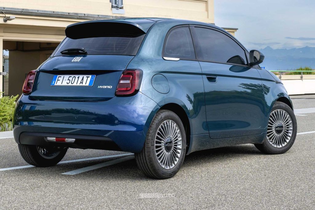 Nuova Fiat 500 Hybrid Torino posteriore 3/4