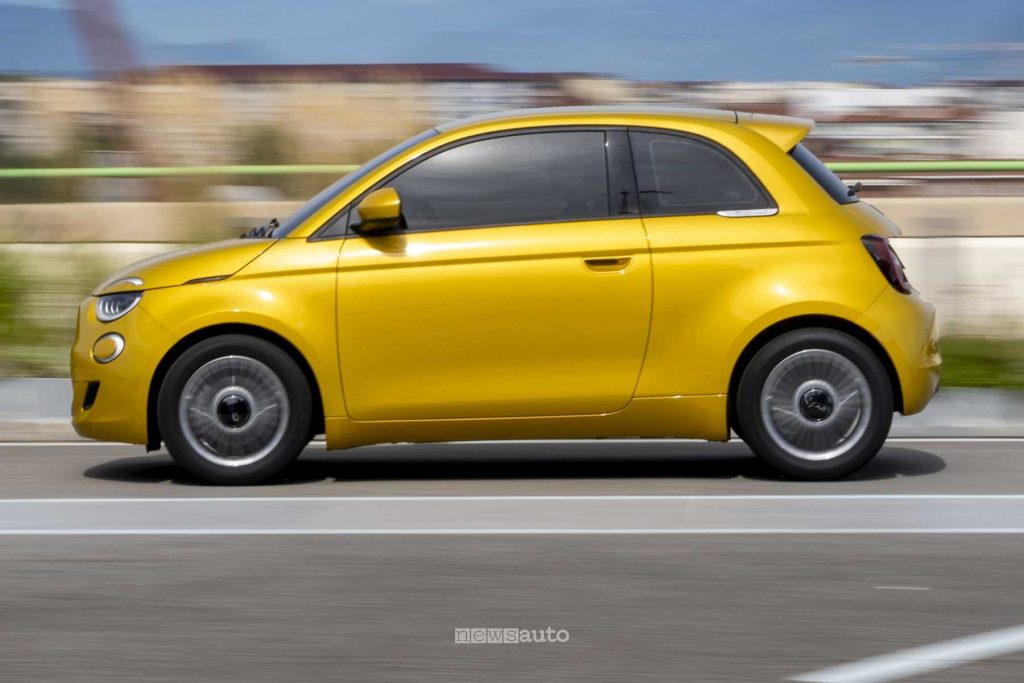 Nuova Fiat 500 Hybrid Torino laterale