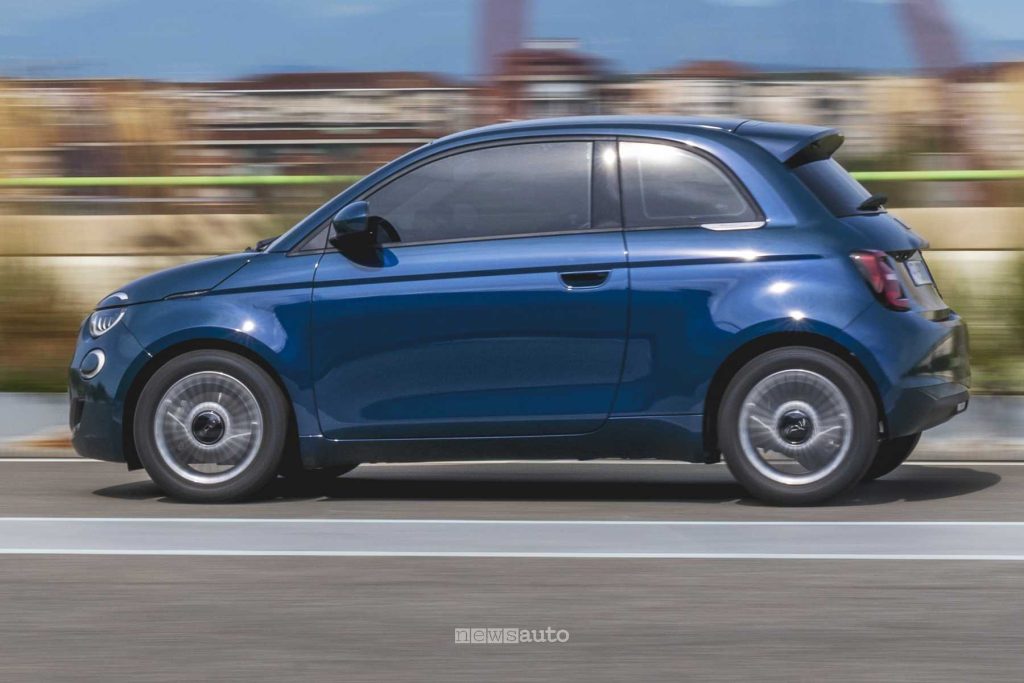 Nuova Fiat 500 Hybrid Torino laterale