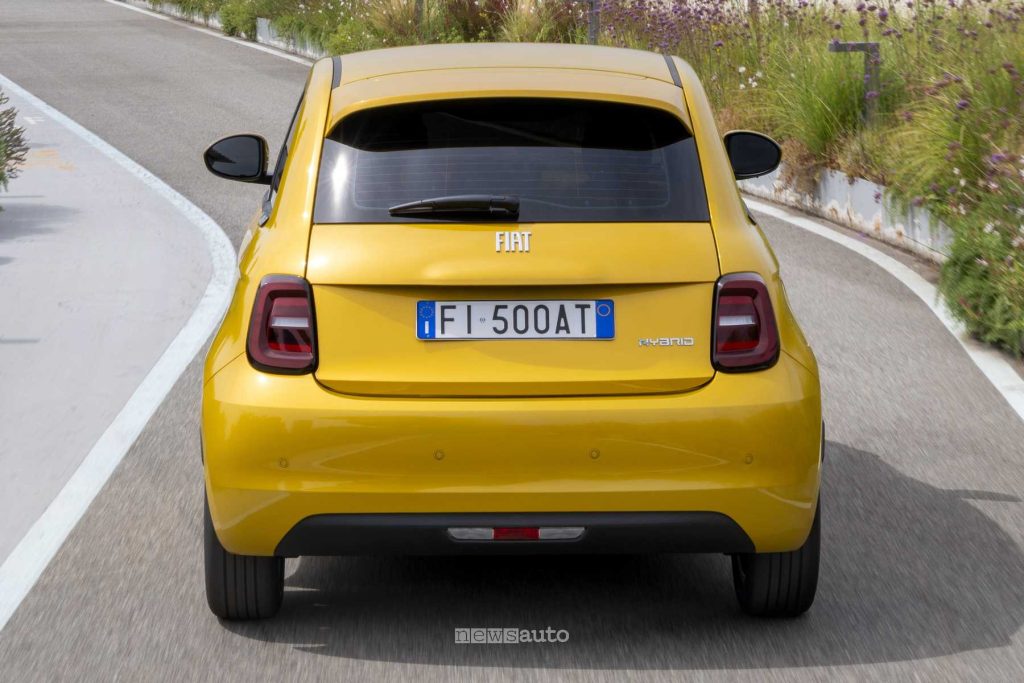 Nuova Fiat 500 Hybrid Torino su strada