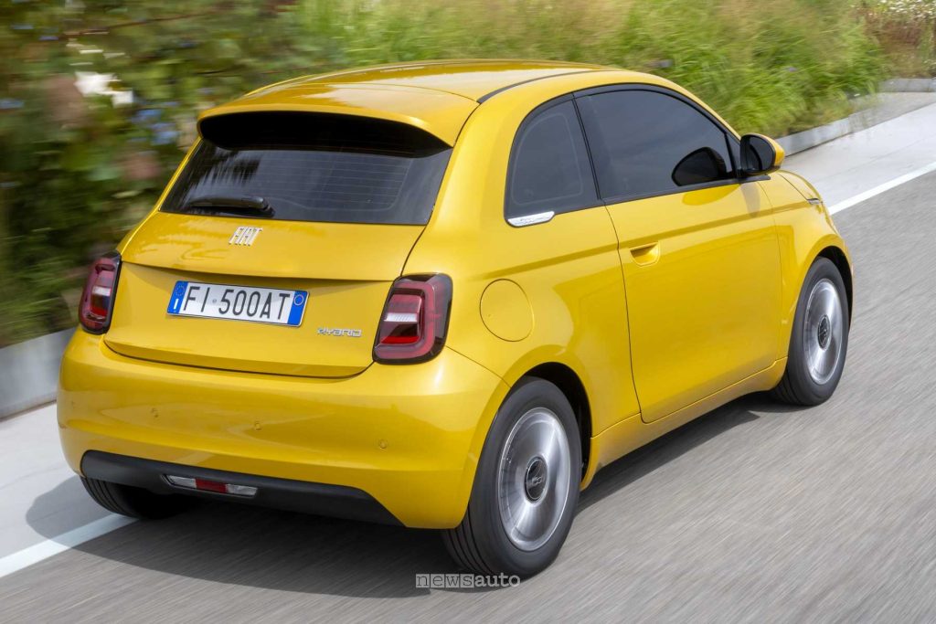 Nuova Fiat 500 Hybrid Torino su strada