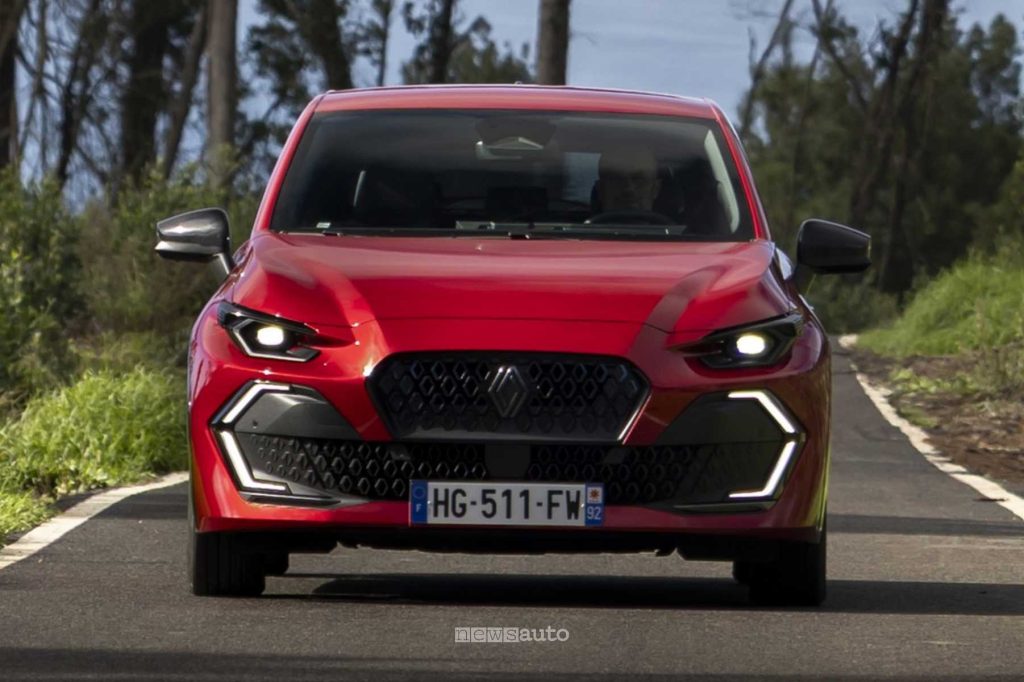 Nuova Renault Clio Esprit Alpine firma luminosa su strada