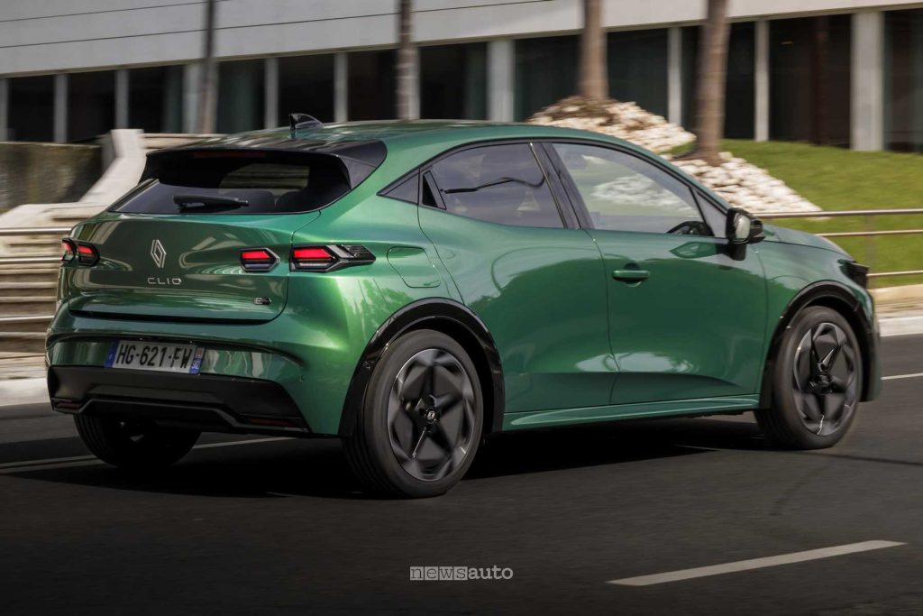 Nuova Renault Clio Techno su strada