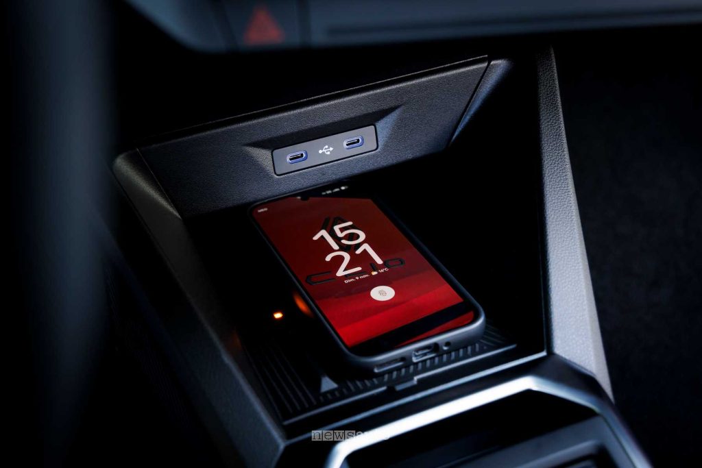 Nuova Renault Clio vano per la ricarica wireless per lo smartphone