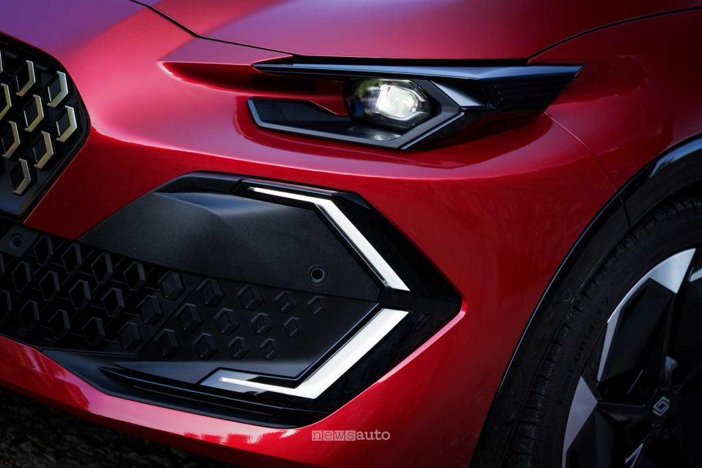 Nuova Renault Clio fari firma luminosa anteriore