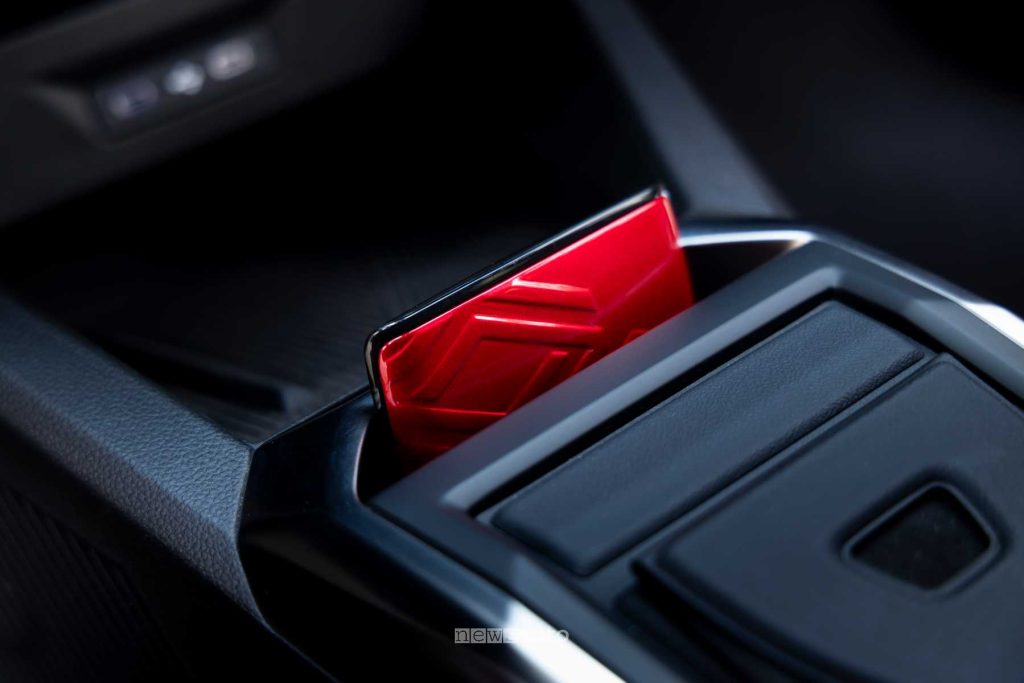 Nuova Renault Clio dettagli porta card d'accensione nella console