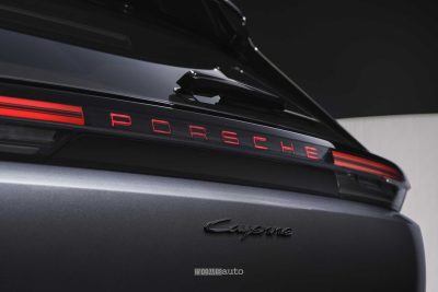 Porsche Cayenne Electric firma luminosa posteriore