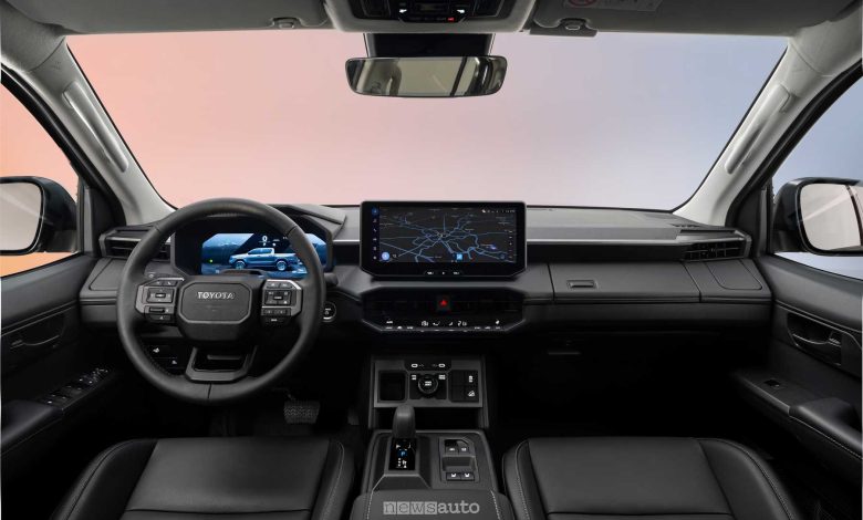 Nuovo Toyota Hilux BEV plancia abitacolo