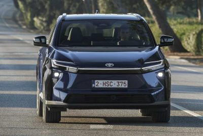 Nuova Toyota bZ4X FWD su strada